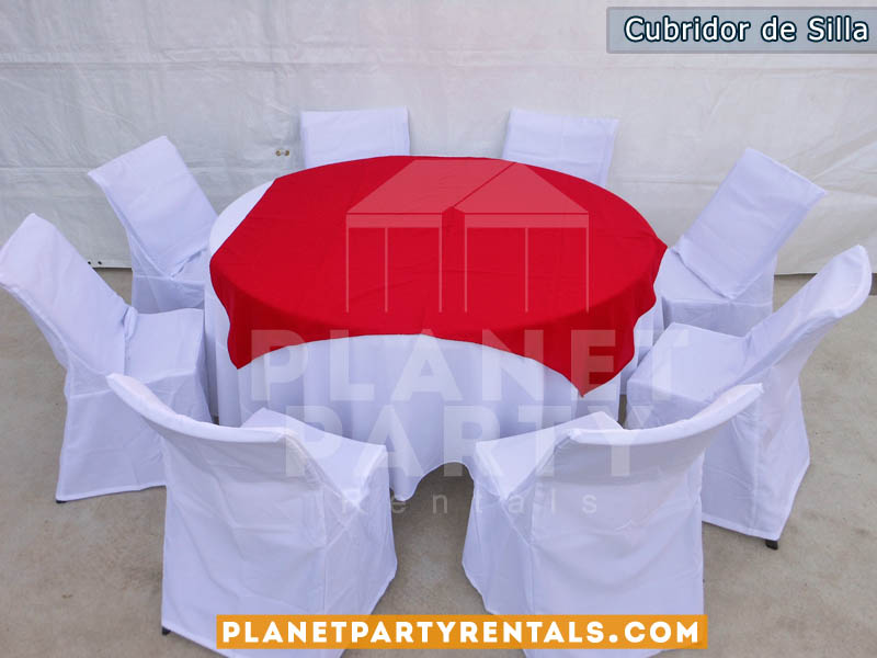 mantel blanco redondo con diamante rojo y sillas con cubridores blancos