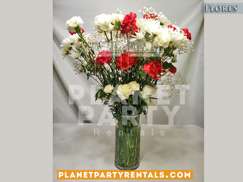 Arreglo de flores con carnations rojas y blancas en vase de vidrio