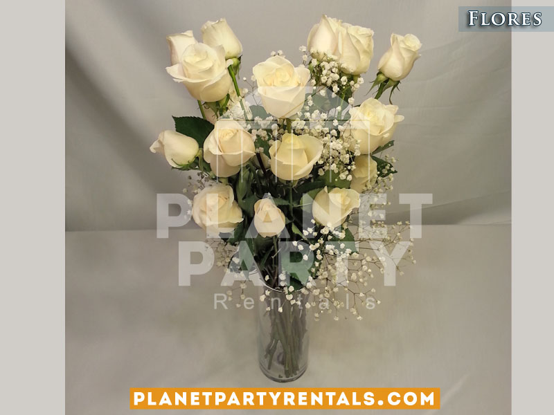 Arreglo de rosas blancas con llovisna en vase clara para XV Quinceanera eventos religiosos